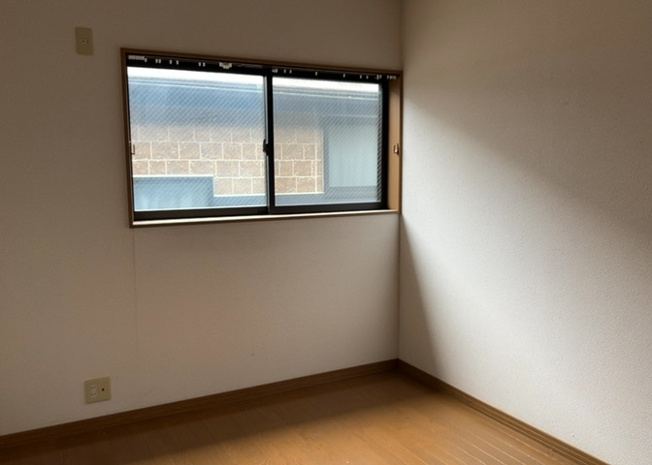 【寝室】 | 寝室でゆっくりと過ごすためにはベッド周りの適度な空間を担保することや窓の位置、照明の明るさ、寝室の広さなどを考える必要があります。自身や家族の構成とライフスタイルに併せて寝室にする部屋を選びましょう！