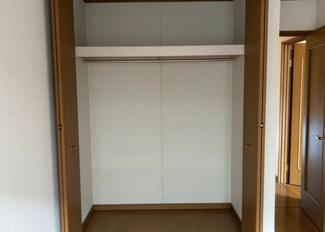【収納】 | デザイン性を重視しすぎて収納が少なかった！なんてことにならないため、事前に現地で収納の数を確認しておくことをお勧めします。クローゼット以外にも床下収納や屋根裏収納、パントリーなどもチェックしましょう。