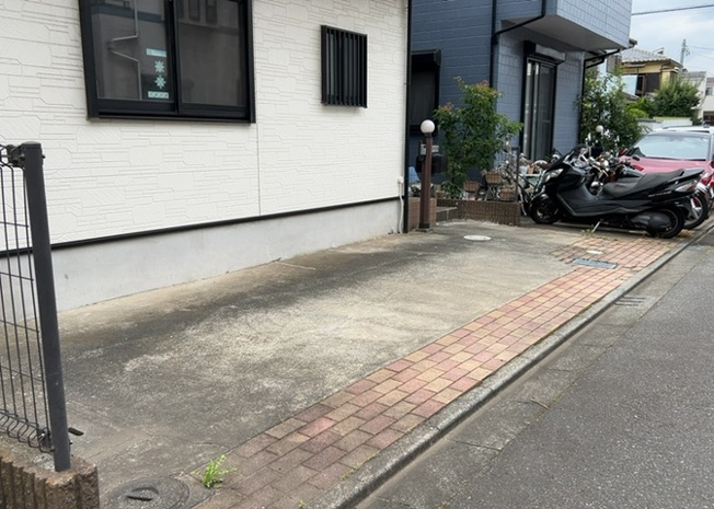 【駐車場】 | 駐車場と明記されていても、最小スペースでつくられた駐車場だと大型車は駐車できなかったり、出入りしにくくなったりする可能性があります。お車のサイズと購入したい物件の駐車場のサイズを現地で確認しましょう。