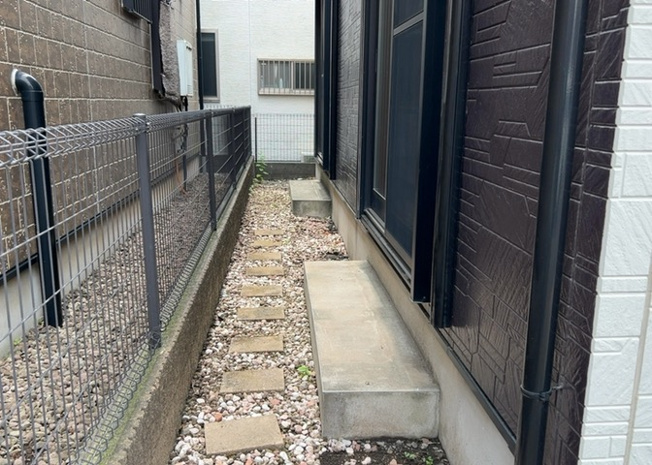 【庭】 | 庭があることでガーデニングや家庭菜園はもちろん、こどもの遊び場やペットを放して遊ぶことができます。また、家の周囲に余裕があるということです。隣地との間があれば、十分な日当たりと、風通しが確保できます。