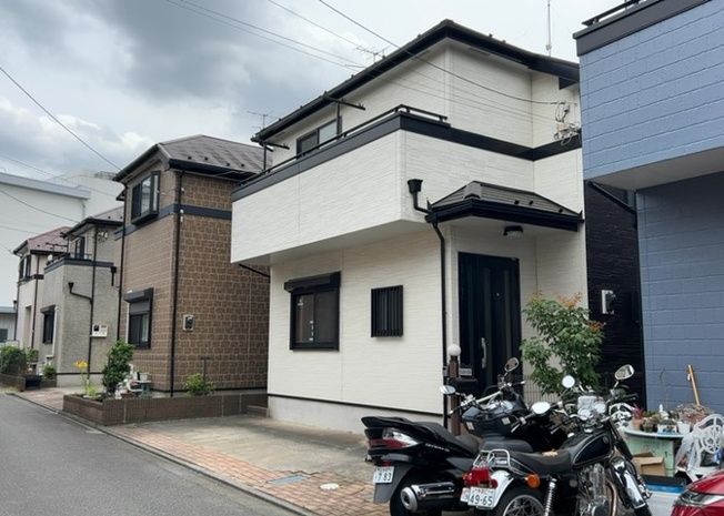 【前面道路含む現地写真】 | 住宅用の土地では前面道路に2m以上接していなければならないと法律で定められています。しかし、お持ちの車のサイズやライフスタイルなどにより、2mでは利便が悪い場合もございますので、事前に確認しましょう。