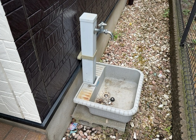 【設備】 | 敷地内に散水栓や立水栓があると便利です。水道水を直接利用できるため、水を運ぶ手間を省くことが出来ます。大量の水を必要とする洗車作業や清掃などに役立ちます。その他設備とあわせて、現地でご確認ください。