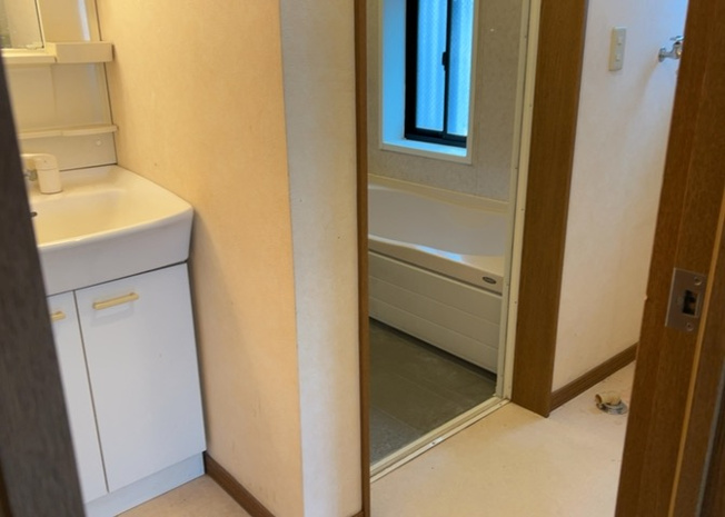 【脱衣所】 | 多くの戸建て住宅で見かける洗面脱衣所は、洗面台と洗濯機が2畳ほどのスペースに並べられていて、洗面所が脱衣所を兼ね備えている間取りが一般的です。お客様が利用することもある、パブリックな空間でもあります。
