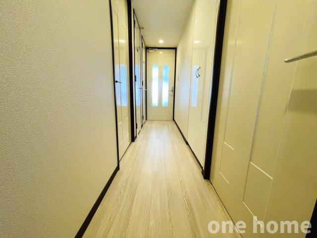 ネバーランド北大阪の玄関|◆白を基調としたスタイリッシュな内装です！
◆【onehome専任物件】売主様→当社→お客様の関係でご内覧～商談までスムーズです!!