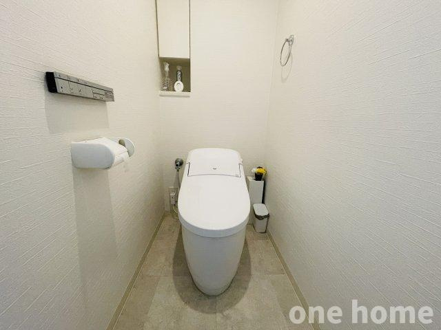 ネバーランド北大阪のトイレ|◆温水洗浄便座付きタンクレストイレです！令和8年3月トイレ交換！操作がしやすい壁掛けリモコン♪