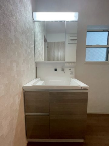 寝屋川市楠根北町の洗面所|3面鏡洗面台。スライド式収納で使い勝手の良い洗面台です。