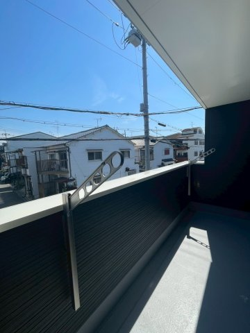 寝屋川市楠根北町のバルコニー|2階と3階にございます。洗濯物が多い日も一気に干すことができます！