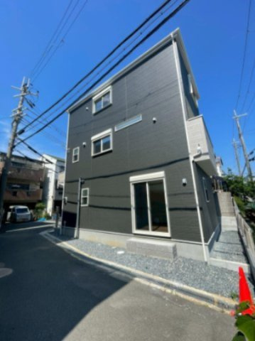 寝屋川市楠根北町の前面道路含む現地写真|友人が遊びに来た日も壁に並べて自転車駐車が可能です。