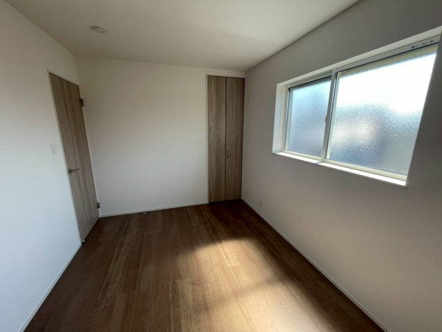 寝屋川市楠根北町の洋室|2面採光で日当たり良好です。
風通しも良好！