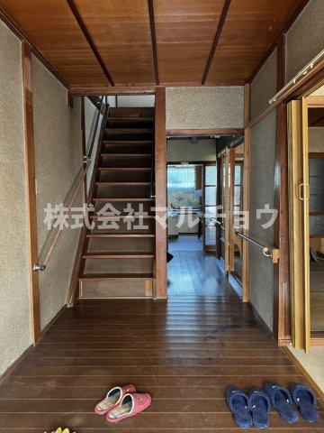 東山戸建ての玄関|ゆったりとした玄関です