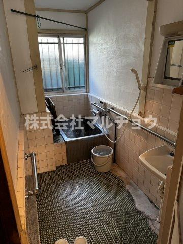 東山戸建ての浴室|日々の疲れを癒すお風呂付です