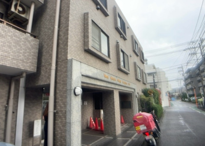 【現況写真】 | ライオンズマンション小田急相模原第６ | 外観はマンション管理がされているかの目安になります。築年数が古いと、壁面は劣化してひび割れが生じることも！建物が古びていても細かいところが修繕されていると、きちんと管理されているなぁと感じるでしょう。