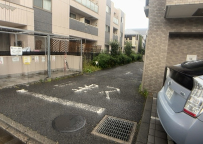 【中庭】 | ライオンズマンション小田急相模原第６ | 中庭（パティオ）とは、一つの建築物の内部に設けられた、壁などで囲われている庭のことを指します。コの字型、ロの字型が主流ですが、L字型の中庭もあります。最近では、インテリア性の高さからも人気があります。