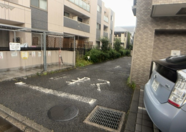 【中庭】 | ライオンズマンション小田急相模原第６ | 中庭（パティオ）とは、一つの建築物の内部に設けられた、壁などで囲われている庭のことを指します。コの字型、ロの字型が主流ですが、L字型の中庭もあります。最近では、インテリア性の高さからも人気があります。