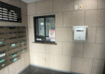 【受付】 | ライオンズマンション小田急相模原第６ | 受付はマンションコンシェルジュがいる場合もあれば、管理人が滞在する小部屋を総称して呼ぶことがあります。主にエントランスに設置されていることから、防犯面でも期待ができます。防犯設備がない場合はより安心！
