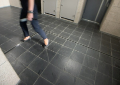 【ロビー】 | ライオンズマンション小田急相模原第６ | ラウンジは、マンションの共用スペースに椅子やテーブルなどを配置した利用者が寛げる空間です。屋内型ラウンジと屋外型ラウンジがあります。共用部分の管理状況と合わせて、詳細については現地でご確認ください。