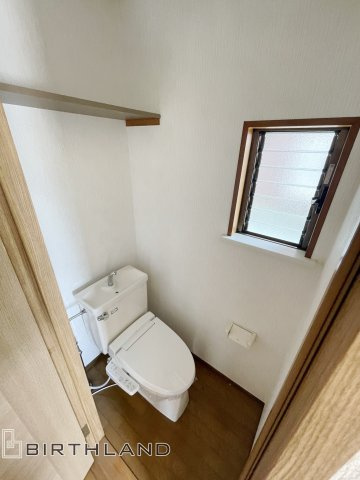 久留米五丁目　中古戸建てのトイレ|カウンター付きでトイレットペーパーやお掃除用具を置くのに便利です！