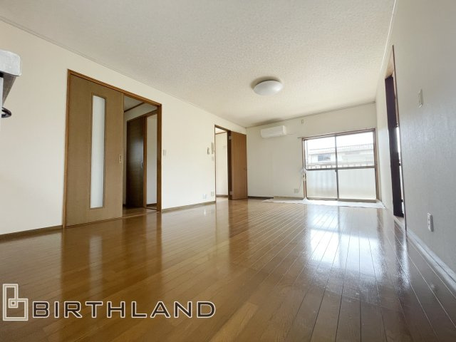 久留米五丁目　中古戸建ての居間・リビング|南側の掃き出し窓から日差しが入りとても明るいリビングです！
