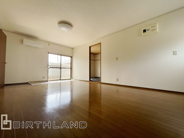 久留米五丁目　中古戸建ての居間・リビング|リビングの隣は7.5帖の和室へ続いています。行き来がしやすく無駄のない間取りです！
