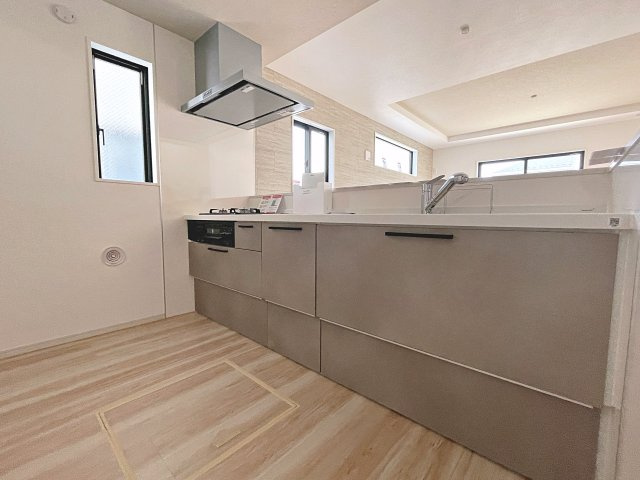 新築戸建・新築建売　郡山市富久山町8期　明健小・明健中のキッチン|キッチンはカウンターになっているのでリビング全体を見渡すことができます！