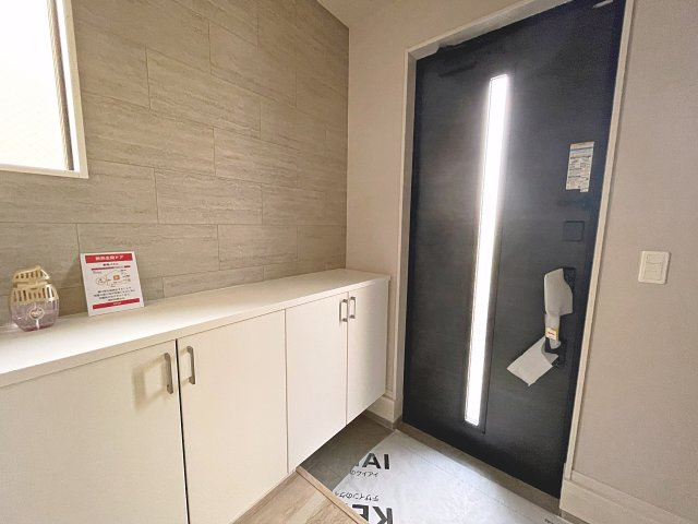 新築戸建・新築建売　郡山市富久山町8期　明健小・明健中の玄関|大容量のシューズボックスがあり収納豊富な玄関スペース。玄関ドアから日差しが入り明るいです！