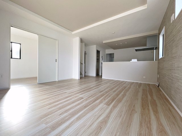新築戸建・新築建売　郡山市富久山町8期　明健小・明健中の居間・リビング|LDKは18.5帖で広々としており、隣の洋室と合わせると23.1帖で更に開放的に！