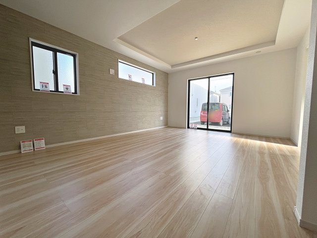新築戸建・新築建売　郡山市富久山町8期　明健小・明健中の居間・リビング|太陽の日差しが気持ちの良いリビングは広々としているので家具を設置してもゆとりがあります！