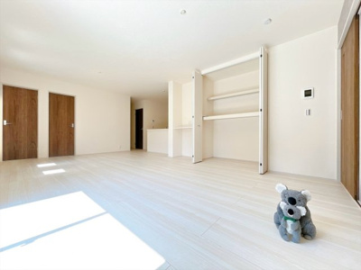 【居間・リビング】 | 高崎市江木町　新築住宅 | ≪LDK≫
陽当りも良いリビング。
光が差し込む明るい空間はいつもの時間をより特別に…穏やかなひと時を一層充実した時間へ変えてくれます。