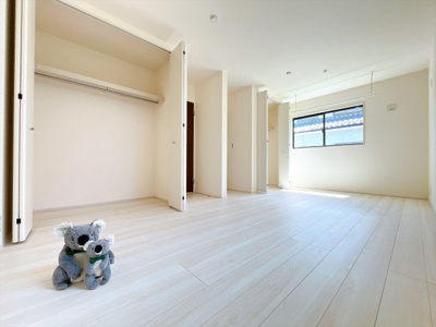 【洋室】 | 高崎市江木町　新築住宅 | 窓からそそがれる暖かみのある明るい空間。広々としたプライベート空間で自分の時間を楽しめます。フローリング仕様で普段のお掃除も楽々です。