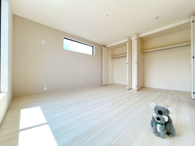 【洋室】 | 高崎市江木町　新築住宅 | 窓からそそがれる暖かみのある明るい空間。広々としたプライベート空間で自分の時間を楽しめます。フローリング仕様で普段のお掃除も楽々です。