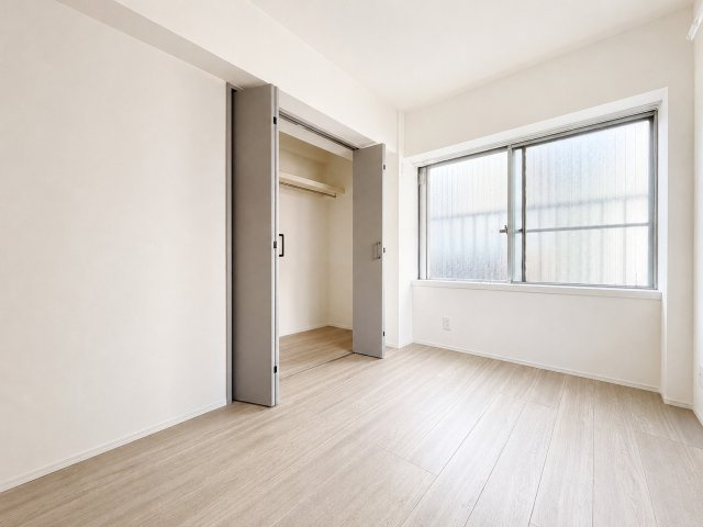 【洋室】 | 秀栄マンション | ◆室内はいつも明るい印象なので気持ちの良い朝を迎えられます。各部屋にはクローゼットを完備しており、収納が多いお家はすっきりして快適空間です。