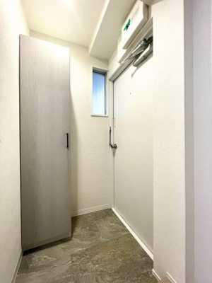 【玄関】 | 秀栄マンション | ◆光の渦が溢れた明るい玄関ホール。「おかえり」と「ただいま」が交差するお家の顔とも言える場所は爽やかで心地良い空間となっています。すっきり片付いた玄関で来客時にも自信が持てそう。