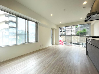 【居間・リビング】 | 秀栄マンション | ◆一家だんらんのスペースとなるＬＤＫ。窓から明るい光が差し込み、思わず家族の会話も弾む快適な空間。