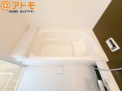 【浴室】 | 焼津市三ケ名3期　新築戸建　全1棟 | お子様やお年寄りが使いやすいだけでなく、半身浴にも便利なベンチタイプの湯舟です。お湯の節約にも！