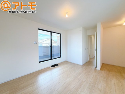【寝室】 | 焼津市三ケ名3期　新築戸建　全1棟 | バルコニーに面したお部屋なので、布団などの大きなものも楽々干せます♪