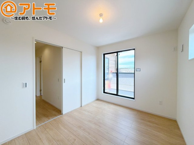 【子供部屋】 | 焼津市三ケ名3期　新築戸建　全1棟 | 壁と床がシンプルな色合いだからこそ自分だけの空間を作れます♪お部屋作りのイメージは順調でしょうか♪