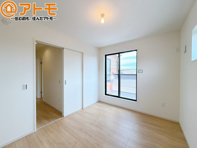 【子供部屋】 | 焼津市三ケ名3期　新築戸建　全1棟 | 壁と床がシンプルな色合いだからこそ自分だけの空間を作れます♪お部屋作りのイメージは順調でしょうか♪