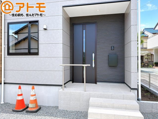 【玄関】 | 焼津市三ケ名3期　新築戸建　全1棟 | 落ち着いた色合いの玄関はダブルロックで防犯性に優れた仕様になっています♪