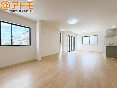 【居間・リビング】 | 焼津市三ケ名3期　新築戸建　全1棟 | ゆとりあるLDKは、家族が同じ空間にいながらパーソナルスペースもしっかり確保できますね♪