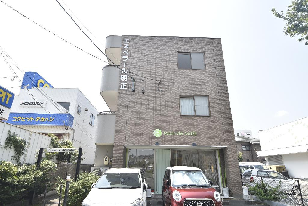 エスペラール明正の駐車場
