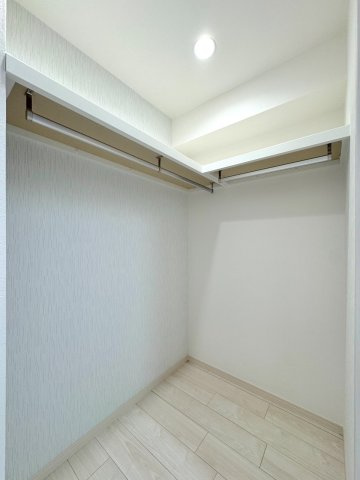 ライオンズガーデン大宮・大和田公園の洋室|洋室5.5帖に併設された大容量のウォークインクローゼット。洋服や季節家電、スーツケースなどもまとめて収納でき、室内を広々使えます