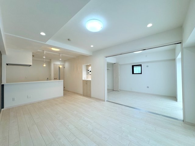 ライオンズガーデン大宮・大和田公園の居間・リビング|リビング
自然光が心地よく差し込む南向きのリビング。家族が集まる空間として十分な広さを備えています。リノベーションにより新築感覚で清潔感あふれる新生活をスタートできます。