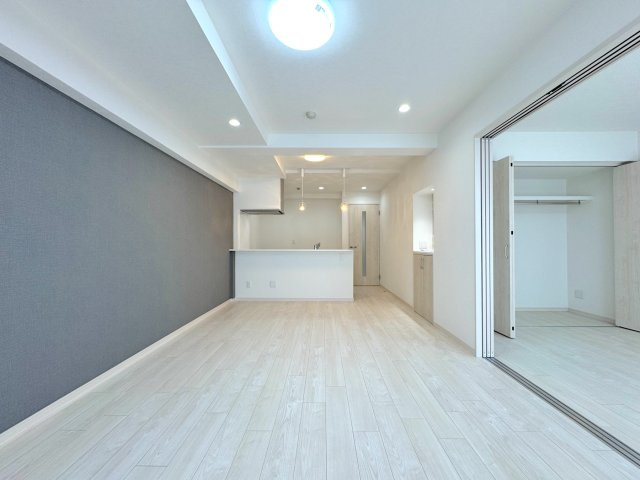 ライオンズガーデン大宮・大和田公園の居間・リビング|リビング
隣接するお部屋やテラスとのつながりを感じられる開放的なLDK空間。インテリアの配置もしやすい形状で、思い通りの快適なリビングづくりを楽しめます。