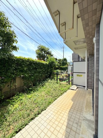 ライオンズガーデン大宮・大和田公園のバルコニー|バルコニー
8.26㎡のゆとりあるテラススペース。リビングからフラットに繋がり、爽やかな風を感じながらリフレッシュできる心地よい外部空間です。