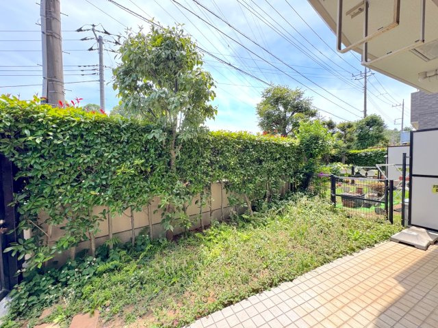 ライオンズガーデン大宮・大和田公園の庭|専用庭つき
1階住戸ならではの魅力であるテラスと専用庭が付いた贅沢な空間。階下への音を気にせず過ごせるほか、ガーデニングや子どもの遊び場、日向ぼっこなど、戸建て感覚で多様に楽しめます。