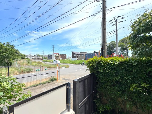ライオンズガーデン大宮・大和田公園の展望|眺望
1階でありながら前面の遮蔽物が少なく、明るい光と爽やかな風を感じられる眺望です。専用庭の緑を身近に感じながら、心穏やかに過ごせる住環境が広がります。