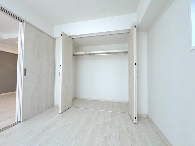 ライオンズガーデン大宮・大和田公園の収納|収納
5.2帖洋室の収納スペース。お部屋の有効スペースを削らずに衣類や小物をしっかりしまえるため、室内に無駄な家具を置かずスッキリ広くお使いいただけます。