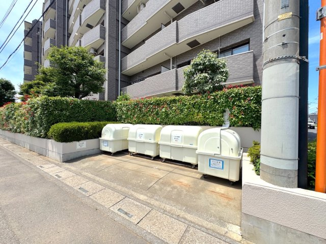 ライオンズガーデン大宮・大和田公園のその他共用部分|ゴミ置き場
マンション敷地内に設けられた専用のゴミ置き場。しっかり管理・清掃が行き届いており、日々のゴミ出しもスムーズで清潔な環境が維持されています。
