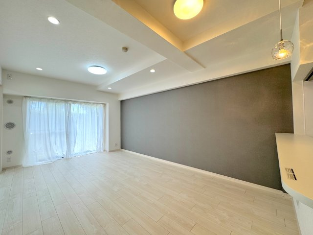 ライオンズガーデン大宮・大和田公園の居間・リビング|リビング
家族みんながゆったり寛げる温もりあるリビング。専用庭へダイレクトに出られる開放感が魅力で、四季の移ろいを感じながら快適な時間を過ごせます。