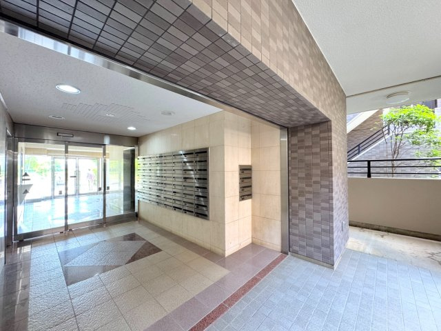 ライオンズガーデン大宮・大和田公園のエントランス|エントランスホール
綺麗に清掃された清潔感のあるエントランスホール。マンションの顔として住まう人や訪れる人を温かく迎え入れます。管理体制の良さが伺える共用部分です。